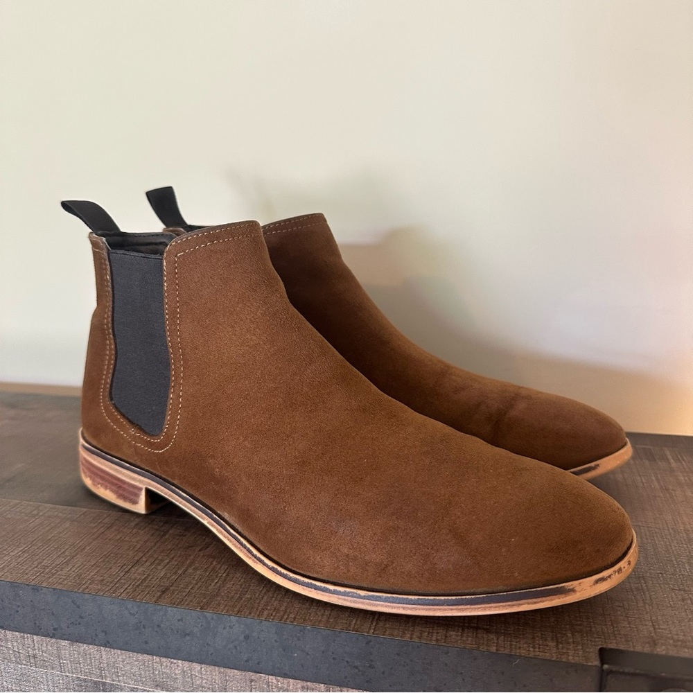 H&M Brown Suede Chukka Boots with Minimalist Design